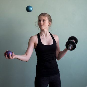 Improving coordination through juggling while holding dumbbell Coordination Exercises, Softball Workouts, Coordination Activities, Hand Eye Coordination, Yoga Movement, Eye Exercises, Personal Improvement, Motivational Pictures, Athletic Training