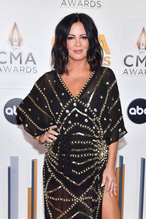 Sara Evans Attends 2023 CMA Awards With Daughter Audrey: Pic Sara Evans Hair, Sara Lynn, Sara Evans, Cma Awards, Luke Bryan, Mother Son, Poses For Photos, Black Gown, Proud Mom