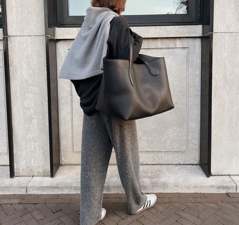 Every single one of my favorite influencers carries a black large tote bag Big Bags For Women Outfit, Big Tote Bag Outfit, Large Tote Bag Outfit, Black Tote Bag Outfit, Black Tote Outfit, Leather Tote Bag Outfit, Black Bag Outfit, Jeanette Madsen, Slouchy Tote Bag