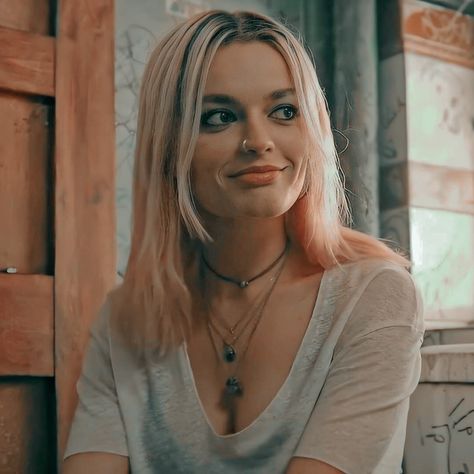 Emma Mackey Blonde, Maeve Wiley Icons, Maeve Wiley, Emma Mackey, Rock Star Outfit, My Goal In Life, Manic Pixie Dream Girl, Targaryen Aesthetic, Kamisama Kiss