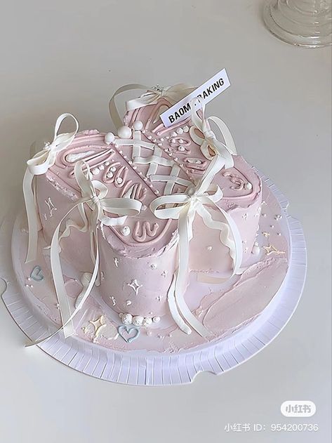 Cute Converse Shoes, Pop Cakes, Pastry Design, Food Photoshoot, Actress Hairstyles, Photos Aesthetic, Mini Cakes Birthday, Pretty Dessert, Creative Birthday Cakes