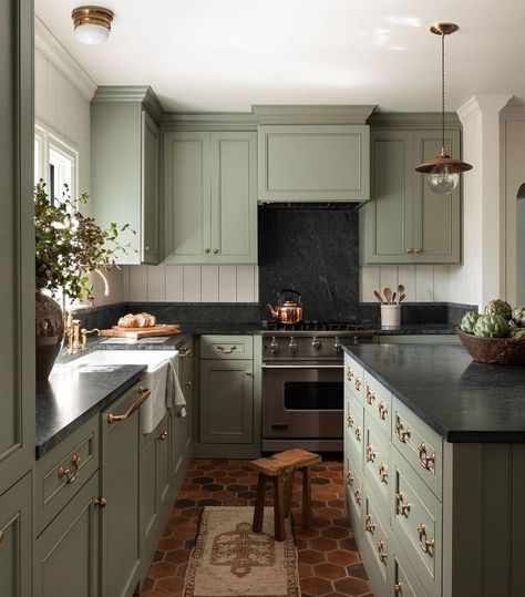 Home Inspo • Instagram Hunter Green Kitchen Cabinets, Dark Granite Countertops Kitchen, Dark Granite Kitchen, Green Cabinets Kitchen, Green Farmhouse Kitchen, Dark Countertops Kitchen, Soapstone Countertops Kitchen, Green Granite Kitchen, Black Granite Countertops Kitchen