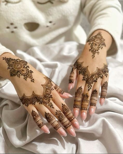 Aesthetic Simple Mehendi Designs For Eid, Cute Mehendi Designs Beautiful, Eid Henna Designs Aesthetic, Back Hand Mehndi Designs For Eid, Pretty Mehndi Designs For Eid, Mehndi For Eid Aesthetic, Aesthetics Mehendi Designs, Eid Mehndi Designs Aesthetic Simple, Aesthetic Eid Mehndi Designs