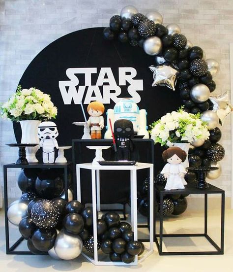 Decora tu cumpleaños con la temática de Star Wars aquí te mostramos como conseguir la mejor decoración. #CumpleStarWars #CumpleañosStarWars Star Wars Themed Party, Star Wars Party Decorations, Happy Birthday B, Decoracion Star Wars, Star Wars Themed Birthday Party, Yoda Party, Star Wars Baby Shower, Star Wars Theme Party, Star Wars Decor