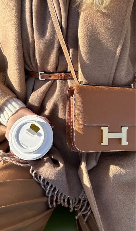 Mini Evelyne Hermes, Beige Ootd, Constance Hermes, Walking Aesthetic, Hermes Constance Bag, Aesthetic Luxury, Ootd Outfits, Handbag Outfit, Hermes Constance