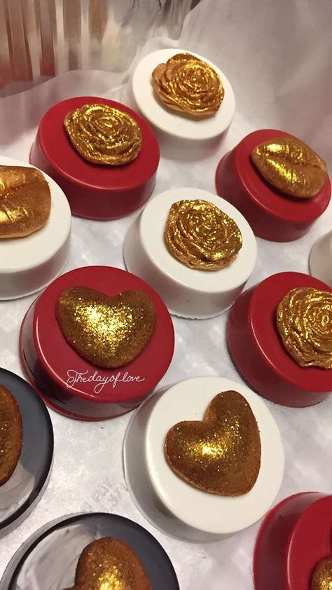 Red, white and gold decor  Chocolate covered Oreos Red And Gold Chocolate Covered Pretzels, Red Chocolate Covered Oreos, Red And Gold Dessert Table, Masquerade Treats, Sweet 16 Food Ideas, Elegant Cake Pops, Gold Dessert Table, White And Gold Decor, Red Quince