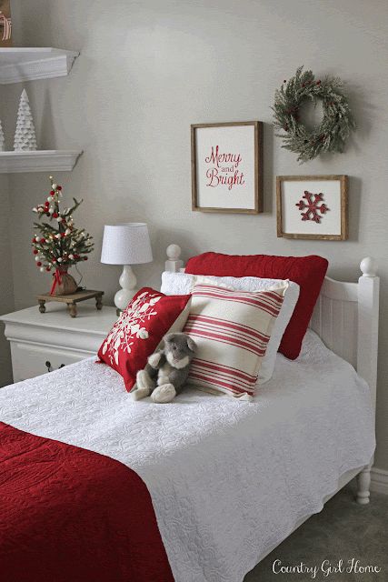 Kids Christmas Bedroom, Country Girl Home, Romantic Bedroom Design, Sons Room, Christmas Thoughts, Holiday Bedroom, Holiday Room, Christmas Bedding, Diy Christmas Decorations