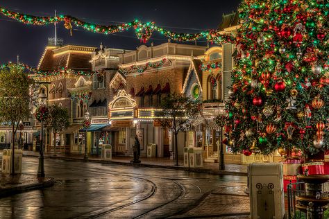 Stunning picture of a Christmas night in Disneyland (by Justin in SD)... His pictures are gorgeous! Light Wallpapers, Christmas Desktop Wallpaper, Backgrounds Dark, Disneyland Christmas, Disney World Christmas, Christmas Desktop, Christmas Backgrounds, Christmas Wallpapers, Timeline Cover