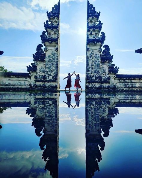 Handara Gate Bali Photography, Gate Of Heaven Bali Poses Couple, Lempuyang Temple Bali Pose Couple, Bali Temple Outfit, Lempuyang Temple Bali Pose, Gate Of Heaven Bali Poses, Bali Swing Pictures, Lempuyang Temple Bali, Bali Poses