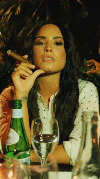 Women And Cigars, Whiskey Woman, Demi Lovato Body, Scent Of A Woman, Cigars And Women, Good Cigars, Puff And Pass, Demi Lovato, Shakira