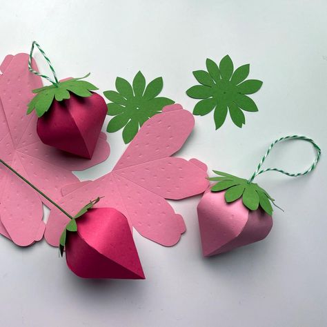 Paper Strawberry Template, Strawberry Wreath Diy, Paper Mobile Diy, Cricut Paper Projects, Strawberry Garland, Strawberry Cards, Strawberry Paper, Paper Strawberry, Paper Arts And Crafts