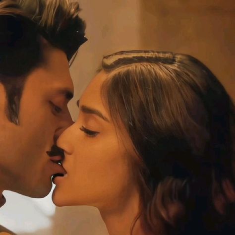 Actress Kiss, Kissing Scene, Ileana D Cruz, Image Couple, Romantic Couple Kissing, Cute Couples Cuddling, Video X, Cute Couples Hugging, Cute Couples Kissing