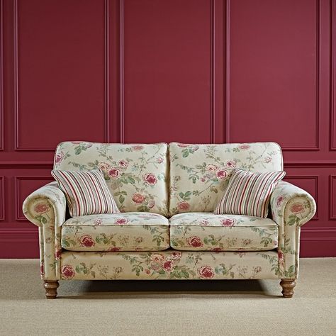 Chintz Sofa English Country, Floral Couch Living Room Vintage, Cottage Sofas, Vintage Floral Sofa, Printed Fabric Sofa, Couches Living Room Comfy, Reupholster Couch, Cottage Sofa, Sofa Cafe