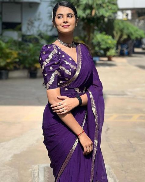 Purple Color Blouse Designs, Purple Blouse Designs For Saree, Chiffon Saree Blouse Design, Blouses Saree, Legs Mehndi, Tassels Designs, Silk Saree Blouse Designs Patterns, Bags Purple, Pure Chiffon Sarees