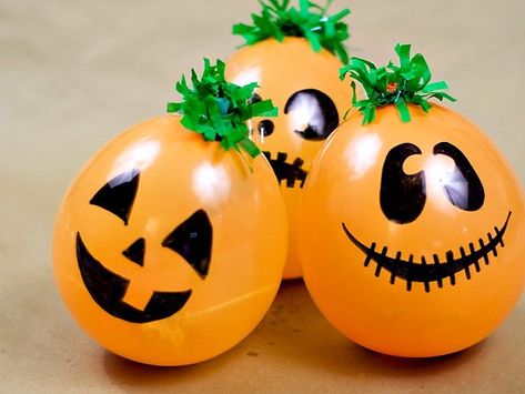 This is one absolutely JACK-O-TASTIC tutorial! Sara Schmutz of Confetti Sunshine came up with the brilliant idea of how to craft up some spunky little pumpkins! Enjoy this DIY Balloon Pumpkin Patch for yourself or the older kids... it's an easy Halloween Balloon Pumpkin, Peanuts Party, Halloween Infantil, Homemade Bubbles, Homemade Halloween Decorations, Orange Balloons, How To Make Pumpkin, Diy Balloon, Easy Halloween Crafts