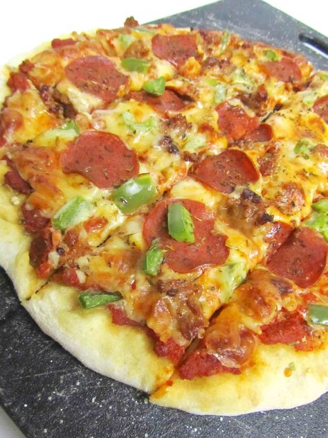 Instant Pizza Dough, Imos Pizza, Mexican Pizza, Pizza Dough Recipe, Pizza Ingredients, Copycat Restaurant Recipes, Pizza Recipes Dough, Cat Recipes, Pizza Recipe