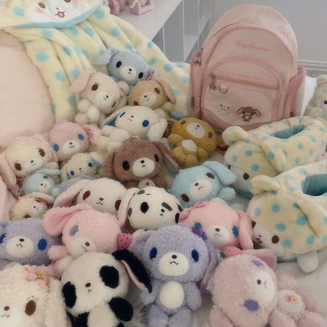 cait (@puwres) • Fotos y videos de Instagram Sugar Bunnies, Hello Kitty Bedroom, Sanrio Plushies, Charmmy Kitty, Cute Core, Cute Plushies, Kawaii Plushies, Hello Kitty Items, Kawaii Room