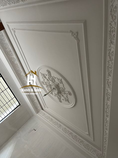 Bedroom Ceiling Trim, Piopi Designs For Bedroom, Pop Celling Design Bedrooms, Ceiling Moulding Design, French Ceiling Design, Ceiling Pop Designs, Classical False Ceiling, Classical Ceiling Design, Ceiling Design Classic