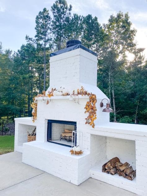 Backyard Chimney Fire Pit, Outdoor Brick Chimney Fireplace, Rustic Wood Outdoor Fireplaces, Outdoor Fireplace With Barbeque, Outdoor Fireplace And Kitchen Ideas, Brick Outdoor Fireplace Ideas, Front House Concrete Ideas, White Brick Fireplace Outdoor, Outside Fireplace Decor