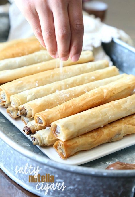 These Salty Nutella Cigars are out of control delicious. They’re buttery, rich, crispy and salty in every bite! Filo Recipes, Friend Events, Pancake Kabobs, Cookies And Cups, Clean Vegan, Phyllo Dough, Nutella Recipes, Beautiful Desserts, Party Appetizer