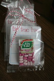 Tic tac toe valentines: These are so cute and incorporate a little candy (which my kids would LOVE) without drowning them in sugar. Cadeau St Valentin, Valentines Bricolage, Kids Smile, Valentinstag Party, Happy Hearts Day, Super Store, Homemade Valentines, Valentines Day Treats, Valentines School