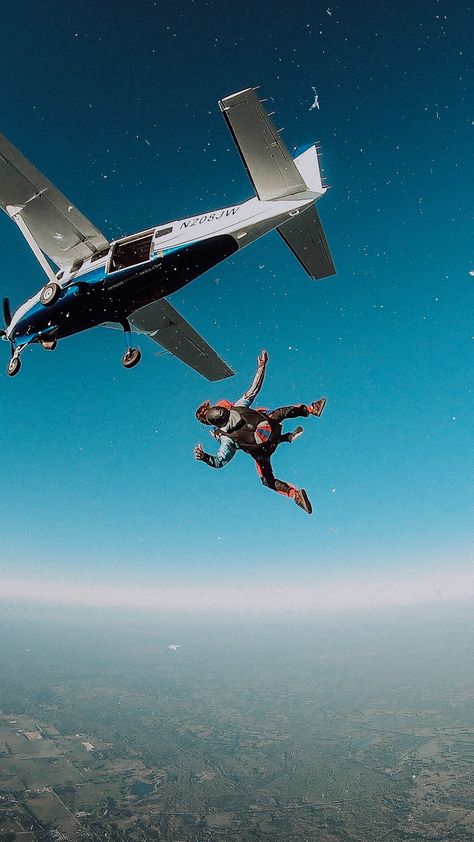 Sky Diving Photography, Skydiving Illustration, Extreme Sports Photography, Electrical Shop, Best Airplane, Sky Diving, Vision Board Images, Extreme Adventure, Sports Aesthetic