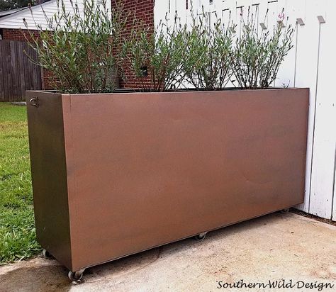 From Office to Garden: Filing Cabinet to Garden Planter - I totally snagged this wonderful project from Carole in Australia who posted her version last week. I... File Cabinet Planter, Patio Layout Design, Outdoor Shower Fixtures, Backyard Sandbox, Diy File Cabinet, Garden Planters Diy, Diy Cabinet, Garden Layouts, Cabinet Diy