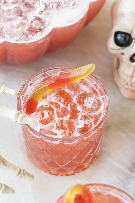 Fun Halloween Drinks Non Alcoholic, Non Alcoholic Drinks Halloween Party, Healthy Halloween Drinks, Easy Halloween Mocktails, Non Alcoholic Punch Halloween, Non Alcoholic Halloween Punches, Simple Halloween Food Ideas, Halloween Non Alcoholic Punch, Halloween Mocktails Non Alcoholic Easy