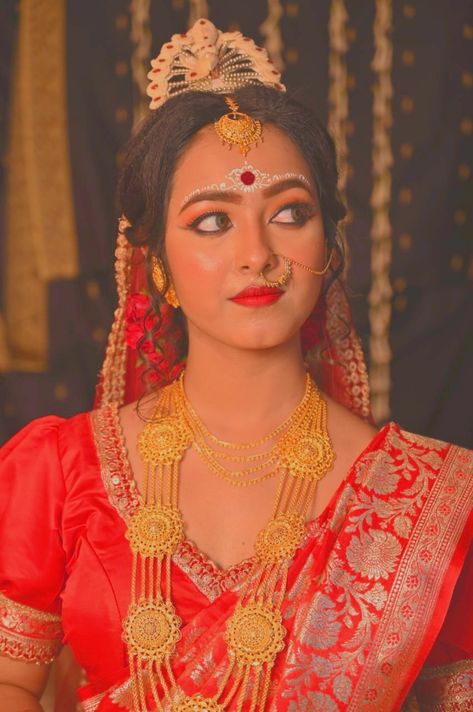 Bengali Bride Makeup, Bengali Photoshoot, Bengali Marriage, Engagement Couple Dress, Bengali Aesthetic, Bride's Sister, Best Indian Wedding Dresses, Brides Sister, Indian Bride Makeup