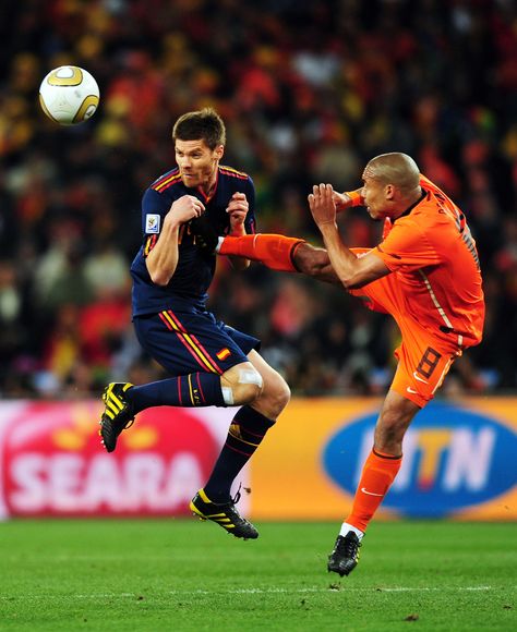 Nigel de Jong of Netherlands against Xabi Alonso in the 2010 World Cup Finals Nigel De Jong, Xabi Alonso, Arsenal Players, Association Football, Soccer Quotes, World Cup Final, International Football, World Cup 2014, Football Match