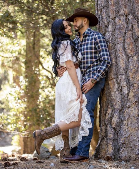 Engagement Outfits Western, Engagement Photos Style, Outside Couple Photoshoot, Vaquero Wedding Outfit, Mexican Engagement Photos, Country Couple Poses, Country Couple Photoshoot, Western Engagement Pictures, Western Couple Photoshoot