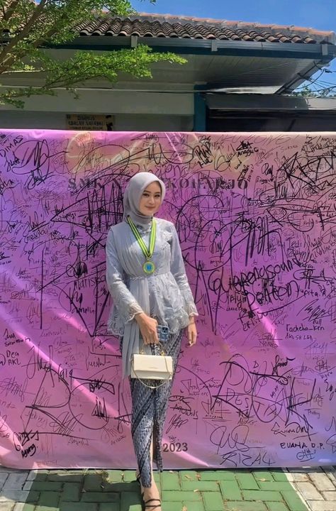 Kebaya Silver Hijab, Kebaya Graduation Modern, Kebaya Ideas Hijab, Ootd Wisuda Hijab, Wisuda Style Kebaya, Kebaya Wisuda Graduation, Style Wisuda, Model Kebaya Modern Wisuda, Brokat Wisuda