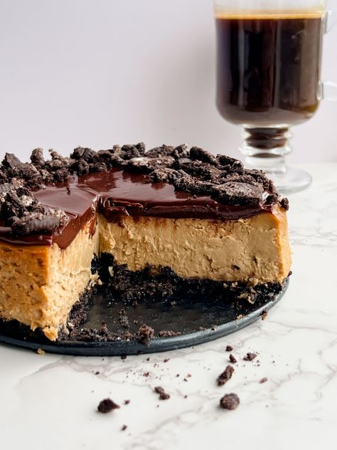 Espresso Oreo Cheesecake Oreo Tiramisu, Espresso Cheesecake, Espresso Dessert, Oreo Crust Cheesecake, Cheesecake Desserts Recipes, Oreo Cookie Crust, Crushed Oreos, Oreo Crust, Cheesecake Desserts