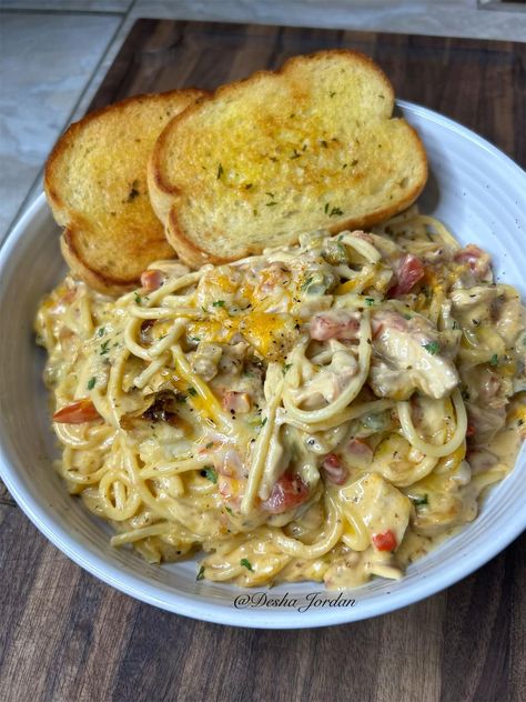 Meals By Desha - Chicken Spaghetti!! Step by Step... White Chili Recipe, Chicken Spaghetti Casserole, Taco Spaghetti, Chicken Tetrazzini, White Chili, Spaghetti Casserole, Chicken Spaghetti, Thanksgiving Dishes, Dinner Idea