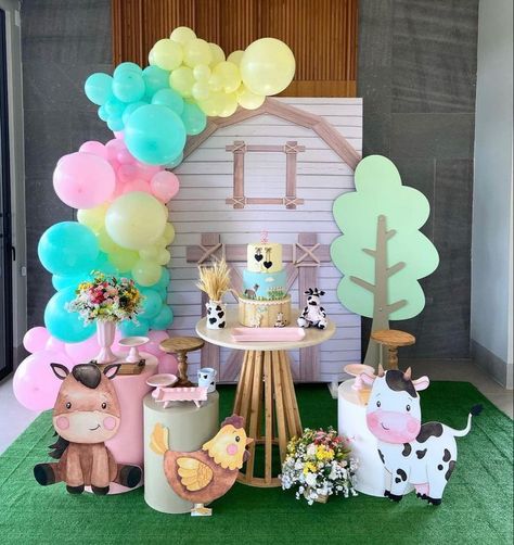 Farm Animal Cupcakes, Farm Animal Cakes, Animal Themed Birthday Party, Cow Birthday Parties, Barnyard Birthday Party, Farm Theme Birthday, Animal Baby Shower Theme, Farm Animals Birthday Party, Farm Themed Birthday Party