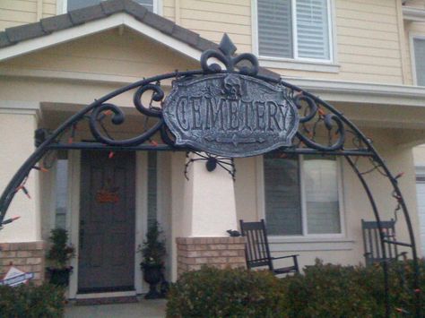 Static: Show me your PVC fence archway/entryway/gate at HalloweenForum.com Halloween Entrance Arch, Diy Halloween Cemetery Arch, Cemetery Sign Diy, Halloween Cemetery Arch, Pvc Halloween Archway, Cemetary Archway Diy, Cemetery Sign Halloween, Diy Cemetary Entrance, Halloween Cemetery Archway Diy