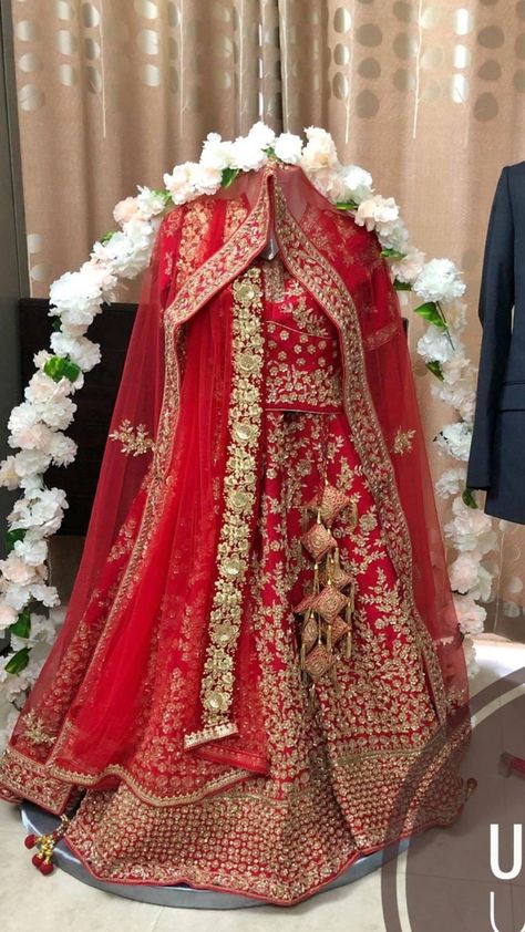 Lehenga Decoration Tray, Lehenga Trousseau Packing, Bride Dress Packing Ideas Wedding, Lehenga Packing Ideas Wedding, Wedding Dress Packing Ideas Indian, Bridal Lehenga Packing, Bridal Dress Packing Ideas, Dress Packing, Wedding Packing