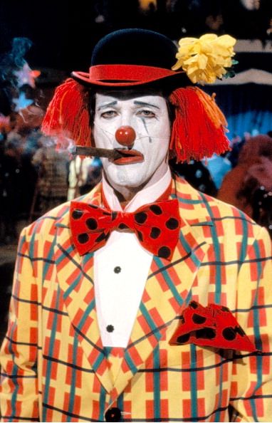 Roger Moore dressed as a clown on the set of the James Bond movie 'Octopussy' Pinewood Studios 1983 Famous Clowns, Clown Images, Clown Pics, Clown Party, Clown Tattoo, Send In The Clowns, Circus Costume, Clown Faces, Vintage Clown