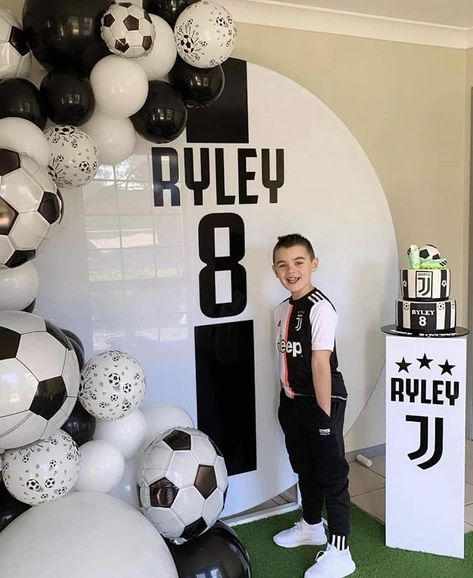 Soccer Party Backdrop Ideas, Soccer Theme Backdrop, Birthday Soccer Theme, Soccer Backdrop, Boys Soccer Birthday Party, Soccer Birthday Theme, Soccer Balloons, Ronaldo Birthday, Boys 8th Birthday