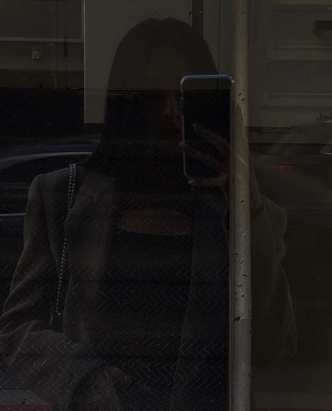 Anger Photography, Dark Feeds, Aesthetic Mirror, Nyc Girl, Dark Pictures, Instagram Ideas Photography, Classy Aesthetic, Mirror Pic, Instagram Photo Inspiration