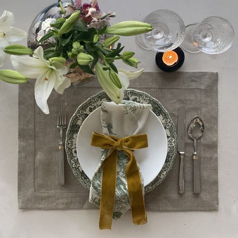 Transform your festive table with a touch of classic elegance! The green details of our The Toile de Jouy Napkin Green, paired with our beautiful golden velvet bows, create a sophisticated and inviting atmosphere, perfect for any special occasion. Our velvet bows complement any napkin and enhance the beauty of your table, making it even more exquisitely elegant. 🌿🍽️ \#TableSetting #ClassicElegance #FestiveDecor #TheToileDeJouy #CharmingDetails #VelvetBow #klayandmary Napkins Tied With Ribbon, Napkin With Ribbon, Napkin Bow, Table Making, Velvet Bows, Green Details, Festive Tables, Green Ribbon, Table Plans