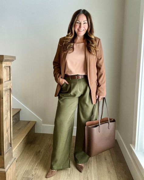 20 Transitional Fall Workwear Outfits - The Recruiter Mom Elegant Midsize Outfits, Earthy Office Outfit, Recruiter Mom, Conference Outfit, Workwear Outfits, Workwear Capsule, Fall Workwear, Blouses Designs, Pants Outfit Fall