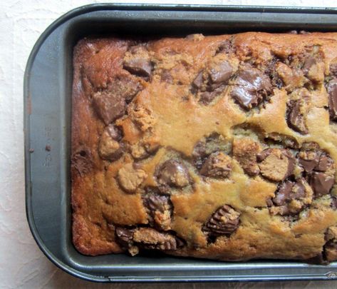 Delicious, indulgent peanut butter cup banana bread stuffed with mini Reese's peanut butter cups. An absolute dream come true! Peanut Butter Cup Banana Bread, Cup Banana Bread, Baking Contest, Peanut Butter Banana Bread, Flours Banana Bread, Ambitious Kitchen, Gluten Free Chocolate Chip, Healthy Banana Bread, Peanut Butter Cup