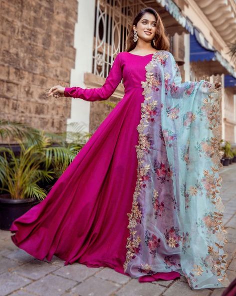 Party Wear Long Gowns, فستان زهري, Party Dress Inspiration, Daughter Outfits, Designer Anarkali Dresses, Silver Cocktail Dress, Floral Dress Design, Dresses By Pattern, Party Wear Gown