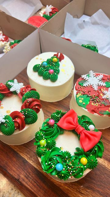 4in Cake Ideas, Mini Cupcake Packaging, Bento Cakes Christmas, Christmas Bento Cake Ideas, Mini Individual Desserts, Bento And Cupcake Set, Mini Christmas Cakes Ideas, Bento Cake Natal, Christmas Mini Cakes Ideas