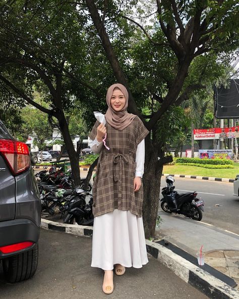 Unphotogenic Poses, Muslimah Fashion Casual, Linen Style Fashion, Modest Fashion Hijab, Muslim Fashion Hijab Outfits, Muslim Outfits Casual, Hijabi Fashion Casual, Muslim Women Fashion, Hijab Ootd