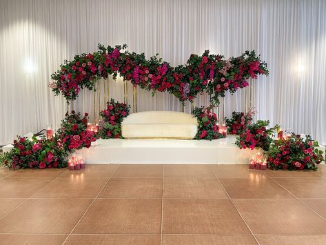 Traditional Backdrop, Floral Stage Decor, Wedding Photobooth Ideas, Marriage Hall Decoration, Candle Backdrop, Asian Wedding Decor, Diy Christmas Door Decorations, Night Wedding Decor, Wedding Sign Decor