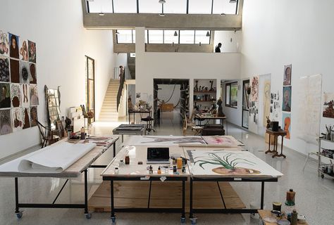 Coworking Art Studio, Design Studio Workspace, Art Studio Space, Art Studio Design, Artist Workshop, Viewing Room, Studio Organization, Dream Studio, Workspace Design