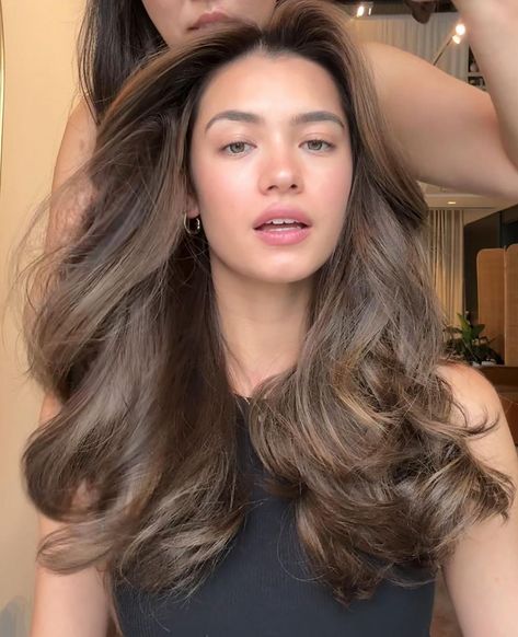 Medium Shade Brown Hair, Balayage Brunette Cool Tone, Root Melt Brown, Brown Balayage No Bleach, Hair Color Ideas One Color, Brown Latte Hair, Light Brown Hair No Bleach, Hair Gloss Colors, Blowout No Layers