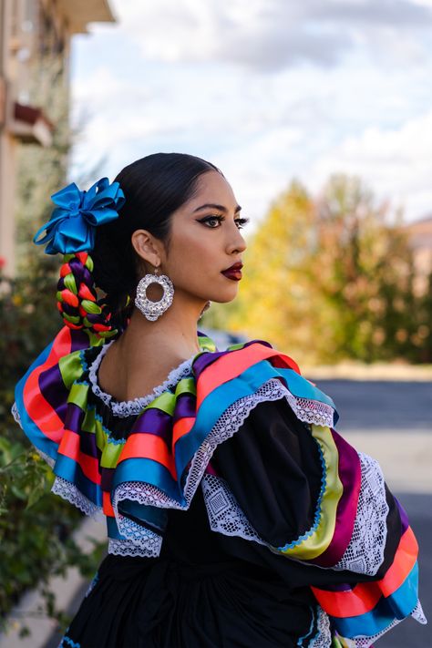 gabrielaaaramirez on IG and tiktok Mexican Folk Dance Dress, Folklorico Hairstyles Jalisco, Ballet Folklorico Makeup, Folklorico Photography, Folklorico Hairstyles, Folklorico Photoshoot, Folklorico Makeup, Cultural Photoshoot, Jalisco Dress